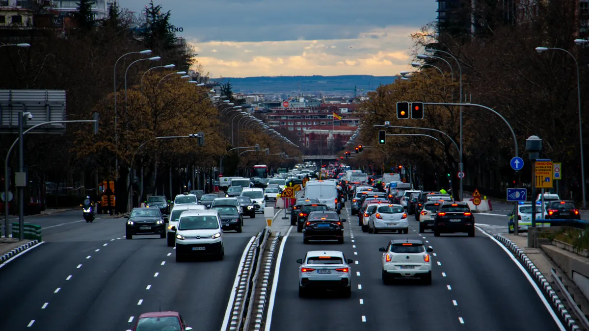 Tráfico denso en una autovía urbana de Barcelona, contexto de los controles de documentación