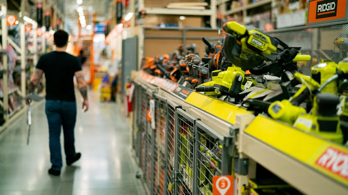 Pasillo de una gran superficie con productos expuestos, contexto de las denuncias por hurto en tienda